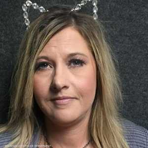 لورا أوغليسبي تبلغ 48 عاما.. ادعت أنها ابنة الـ22