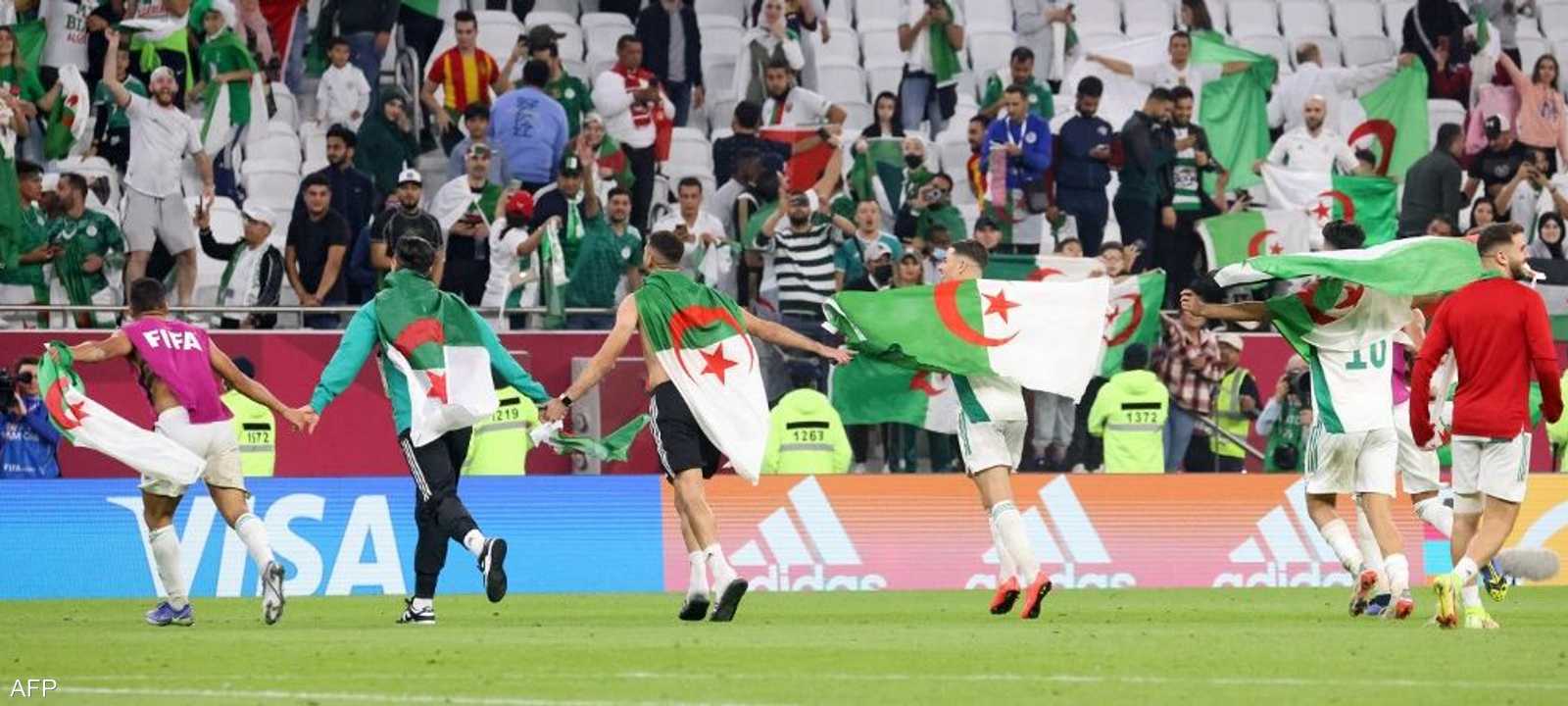 لاعبو الجزائر يحتفلون بالفوز على المنتخب المغربي.