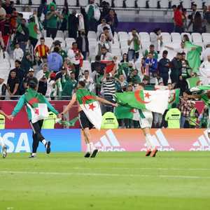 لاعبو الجزائر يحتفلون بالفوز على المنتخب المغربي.