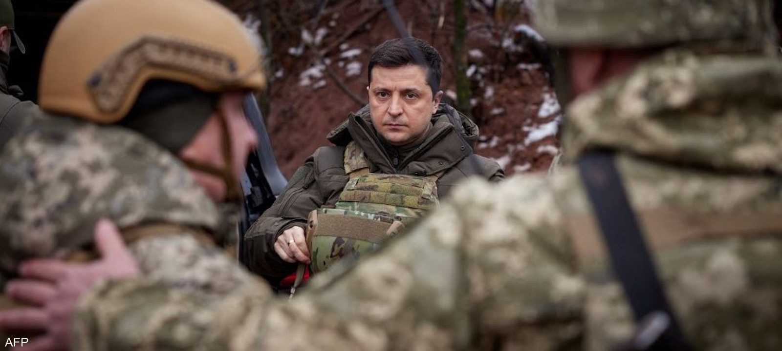 الرئيس الأوكراني وسط جنوده.
