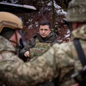 الرئيس الأوكراني وسط جنوده.