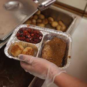 لا يجب إهمال الطعام في العمل.