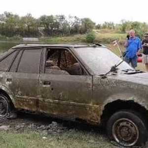 سيارة المراهقين التي استخرجها فريق اليوتيوبر.