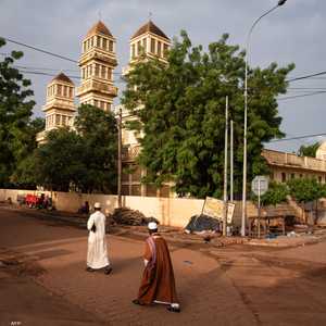 تسعى المشاورات الوطنية لعودة المدنيين إلى السلطة.