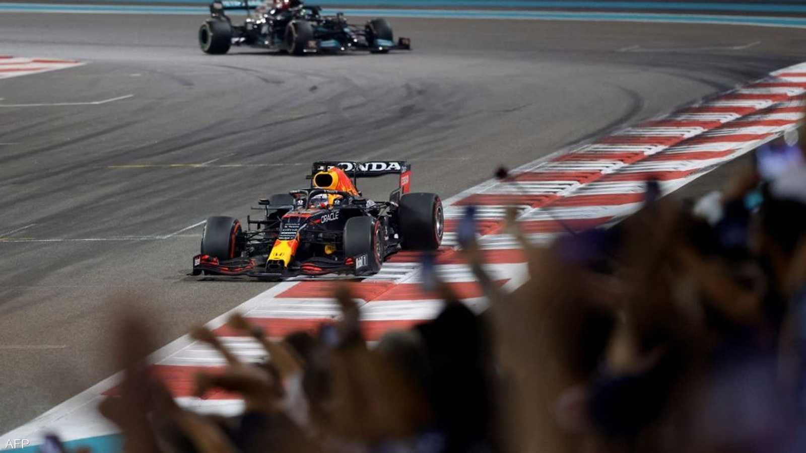 فيرستابن يعبر خط النهاية