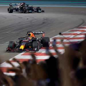 فيرستابن يعبر خط النهاية