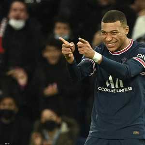 مبابي محتفلا بعد إحرازه أحد أهدافه في المباراة.