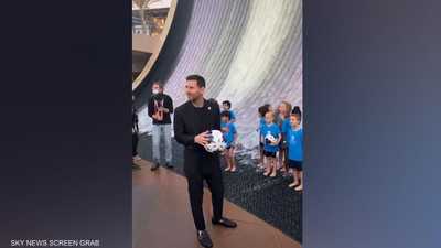 بالفيديو.. ميسي يداعب الكرة في إكسبو دبي 2020