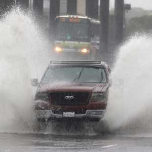 أمطار غزيرة بدأت بالهطول في كاليفورنيا