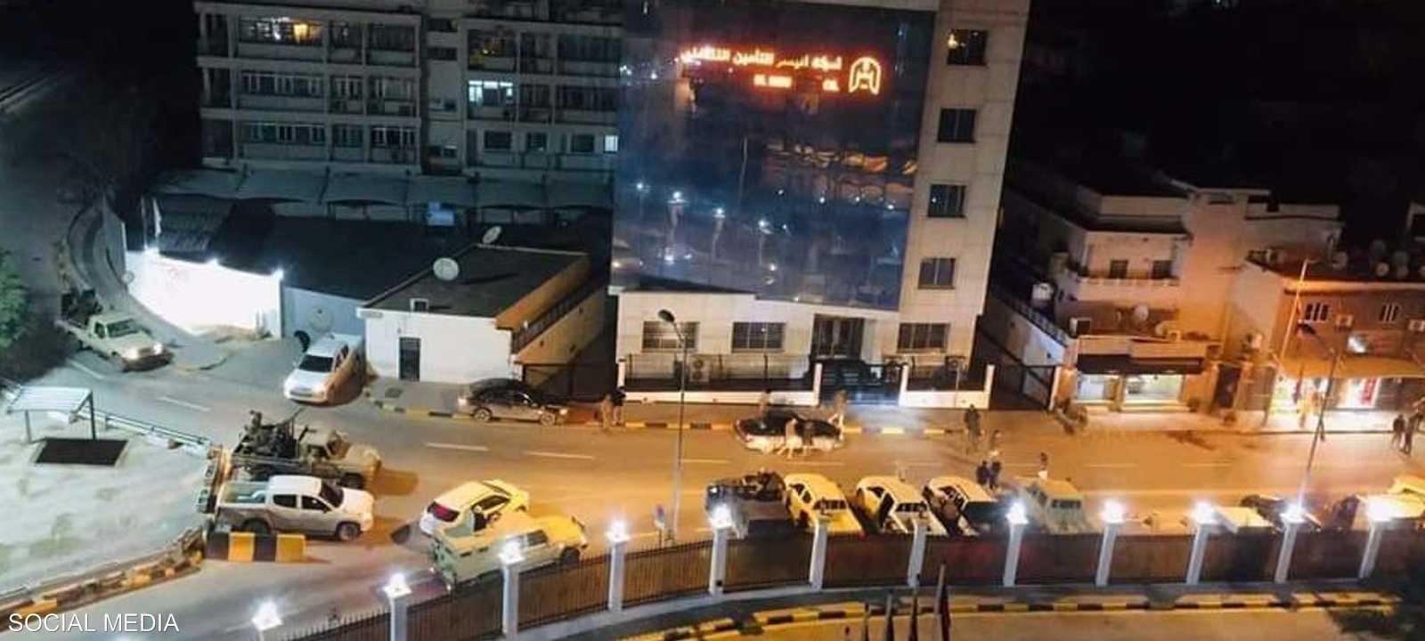 صورة متداولة على تويتر لحصار مقر رئاسة الوزراء في طرابلس