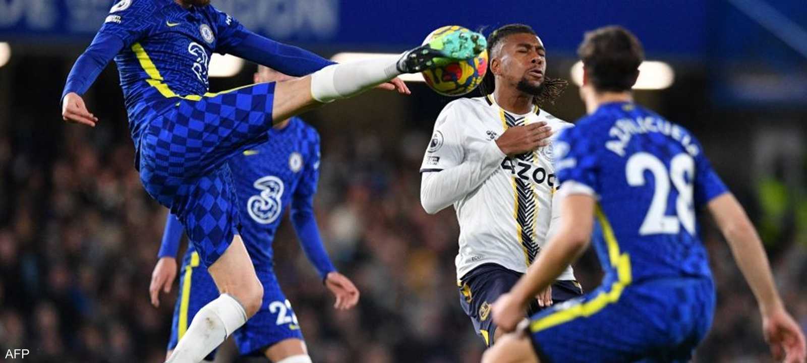 جانب من المباراة بين تشلسي وإيفرتون.