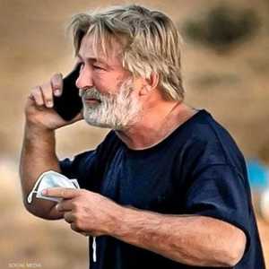 أليك بالدوين يتحدث في الهاتف بعيد وقوع المأساة.