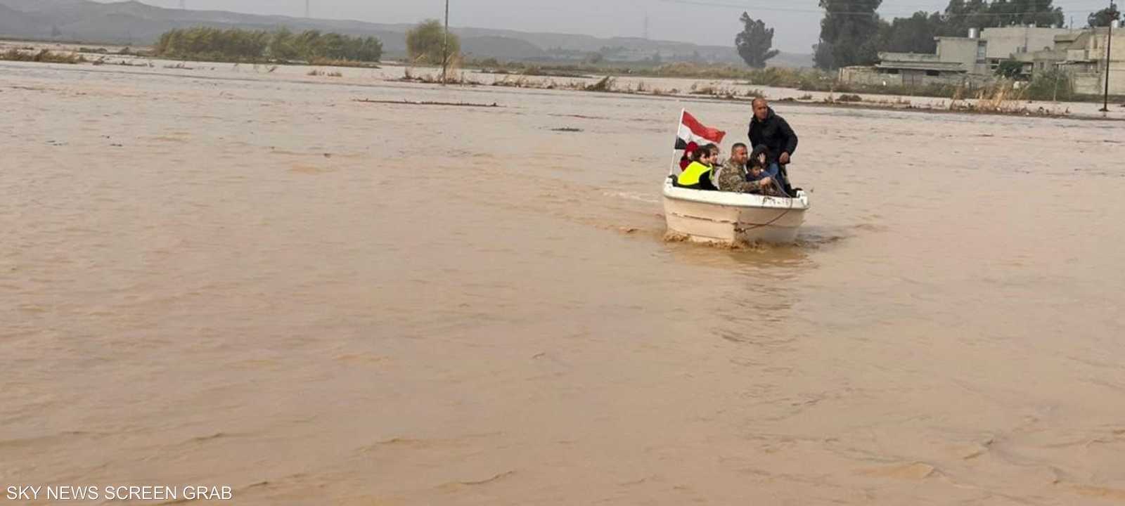 أدت الأمطار الكثيفة إلى سقوط الجسر الحديدي