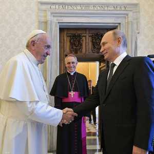 جانب من لقاء سابق بين بوتن والبابا فرنسيس