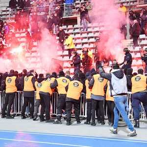 جانب من الشغب الذي اندلع في المدرجات خلال المباراة.