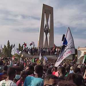 محتجون يصلون إلى محيط القصر الرئاسي بالعاصمة السودانية