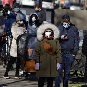 أميركيون ينتظرون دورهم لإجراء فحص كورونا في واشنطن.