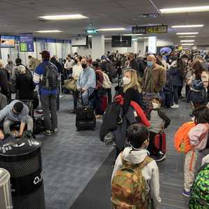 مسافرون في مطار دالاس في ولاية فيرجينيا.