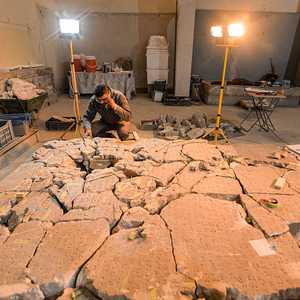 خبراء يحاولون تجميع قطع أثرية حطمها إرهابيو داعش في الموصل