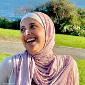 حنان ترك نفت صلتها بالصفحة المزيفة على فيسبوك.