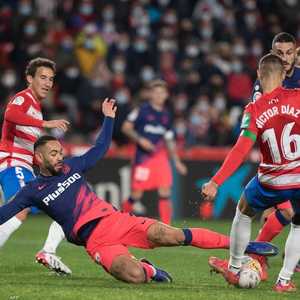 جانب من المباراة بين غرناطة وأتلتيكو مدريد