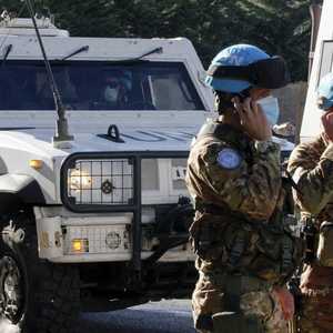 ظهر سكان في بلدة بجنوب لبنان يقذفون قوات يونيفيل بالحجارة