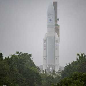 التلسكوب الجديد محمولا على متن الصاروخ "آريان 5" قبيل إطلاقه