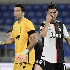 أرشيفية.. بوفون ورونالدو بقميص يوفنتوس الإيطالي