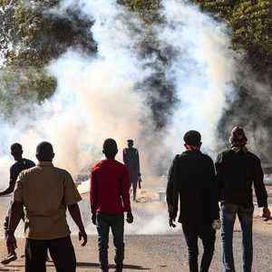 القوات السودانية أطلقت الغاز المسيل للدموع لتفريق المحتجين.