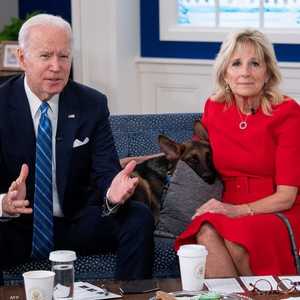 بايدن وزوجته جيل في البيت الأبيض.