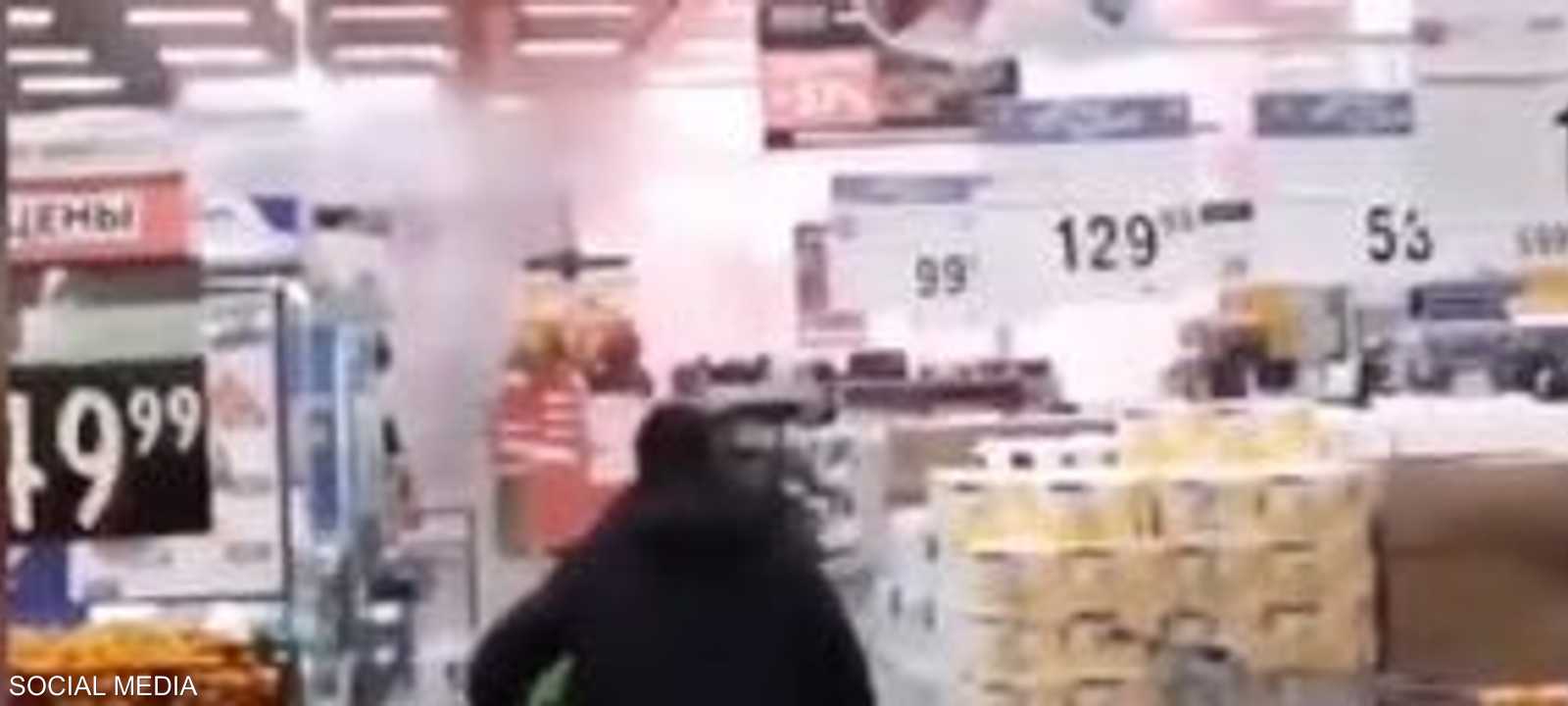 رجل لا يعبأ بانفجارات الألعاب النارية.