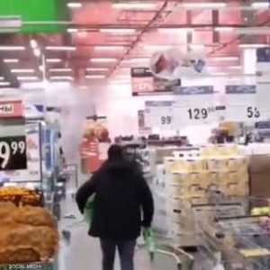 رجل لا يعبأ بانفجارات الألعاب النارية.