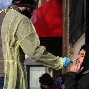 الفحص هو السبيل الوحيد لكشف الإصابة بأوميكرون