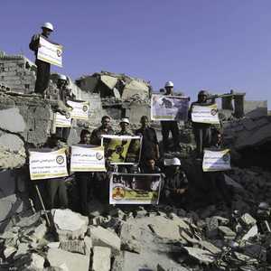 أفراد من أصحاب الخوذ البيضاء بموقع قصف بالكيماوي قرب دمشق.