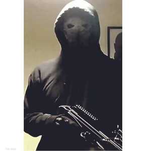 الرجل المقنع الذي ظهر في الفيديو