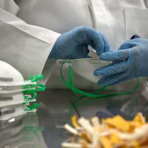 خبراء ينصحون بارتداء أقنعة مثل "أن 95"