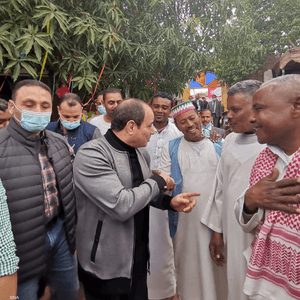 السيسي متحدثا إلى عدد من أهالي القرية المصرية