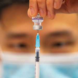 دول كثيرة في العالم تحث مواطنيها على أخذ الجرعة المعززة