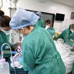 أرشيفية من أحد المستشفيات المخصصة لحالات كورونا في باريس