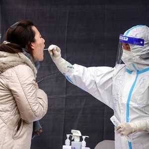 ارتفاع الإصابة بكورونا مجددا يشكل ضغطا جديدا على العالم