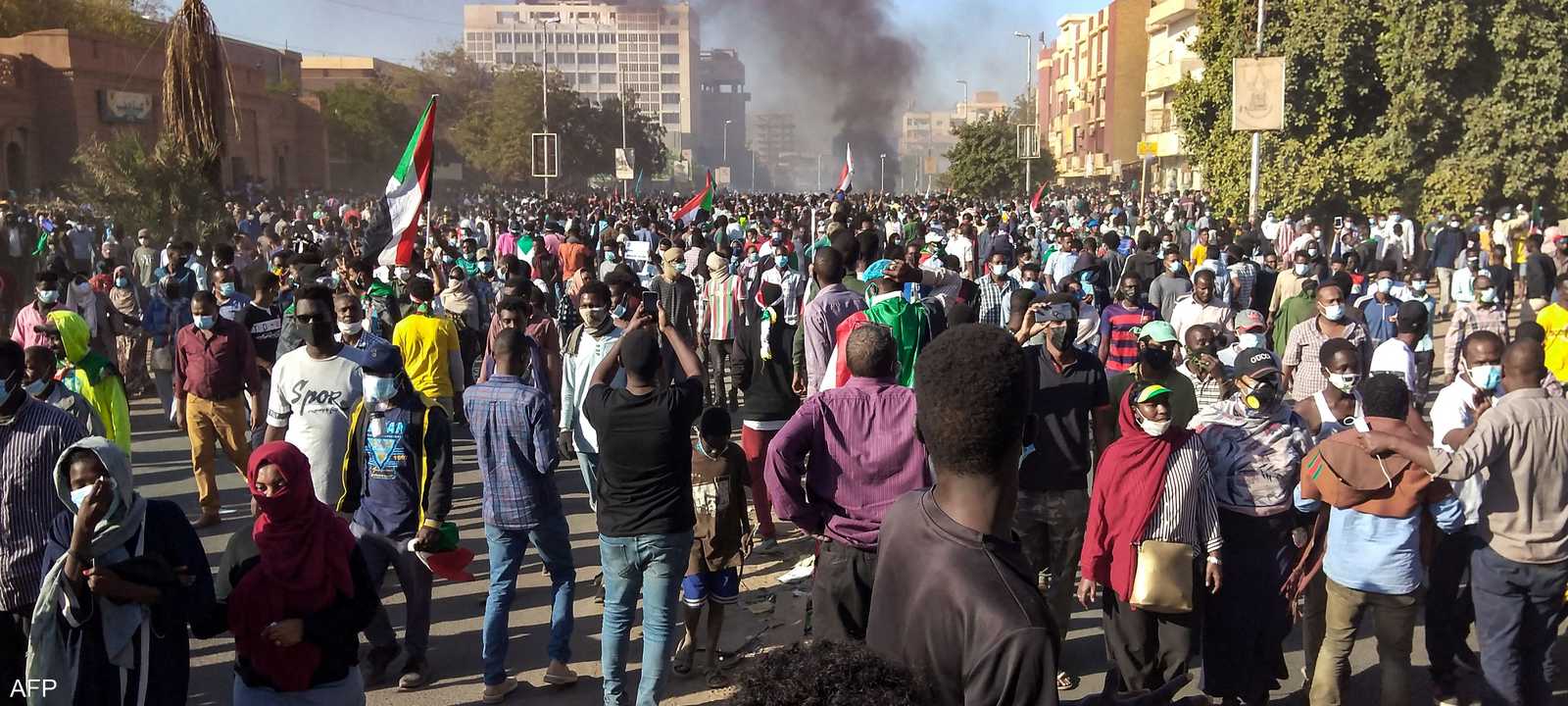 الآلاف يطالبون بانسحاب الجيش من الحياة السياسية في السودان