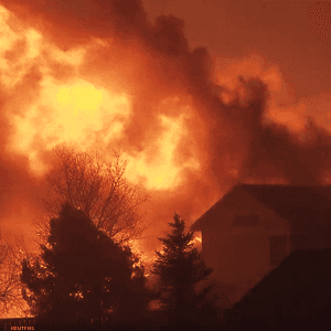 يمتد الحريق على مسافة 2.5 ميل مربع (6.5 كيلومترات مربعة)