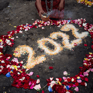 رجل دين من الشامان يمارس طقوسا تعويذية في استقبال 2022