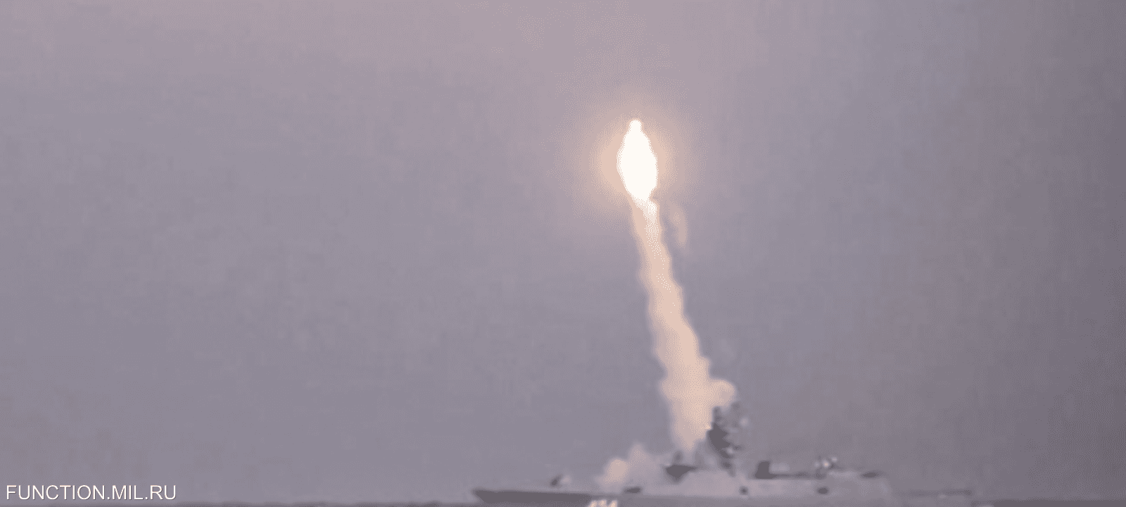 لحظة إطلاق الصاروخ من الفرقاطة الروسية