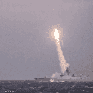 لحظة إطلاق الصاروخ من الفرقاطة الروسية