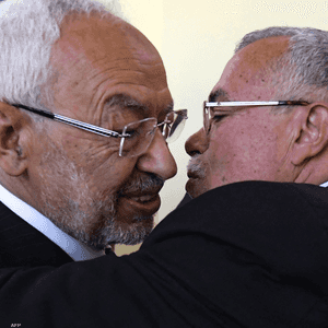 البحيري (يمين) يعانق الغنوشي خلال فترة توليه حقيبة العدل