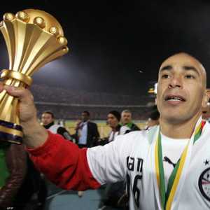 المصري حسان حسن رافعا كأس أمم إفريقيا