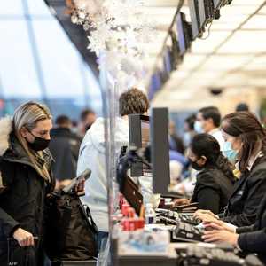 أوميكرون عطل رحلات السفر في العالم