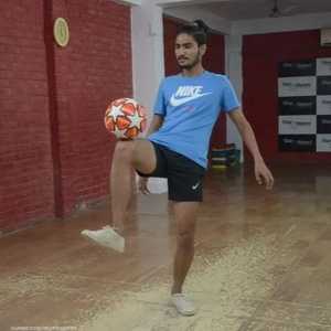 حسن عسكري ورقم قياسي بالاحتفاظ بالكرة على ركبته