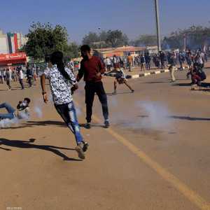 قوات الأمن تواجه الاحتجاجات بقنابل الغاز والصوت